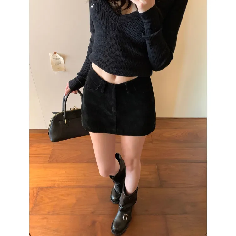 黑色弧形腰短裙自带安全裤女春秋新款a字裙高腰显瘦显腿长半身裙