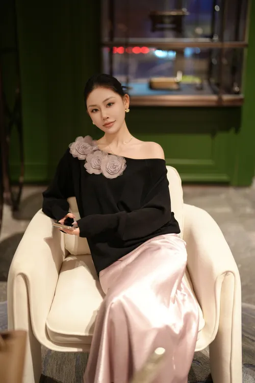 法式时尚设计重工玫瑰花一字领上衣显瘦气质缎面半身裙两件套套装