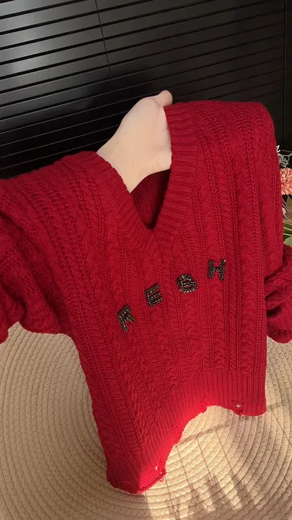 温柔风红色V领麻花针织衫女秋冬2026洋气时髦打底衫漂亮心机上衣