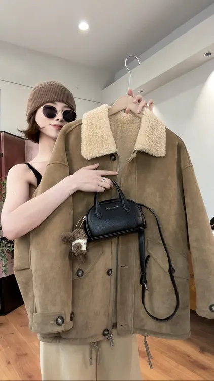 月月2025冬季新款小众设计极简风羊羔毛中长款短外套 2511C7419