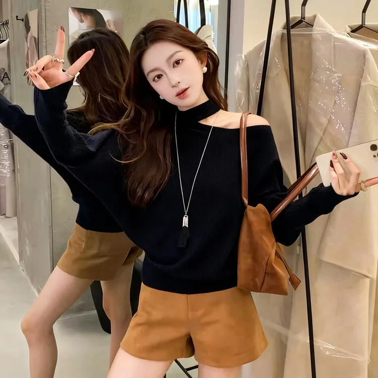 秋冬新款温柔风气质挂脖露肩高级感设计长袖宽松打底针织衫上衣女