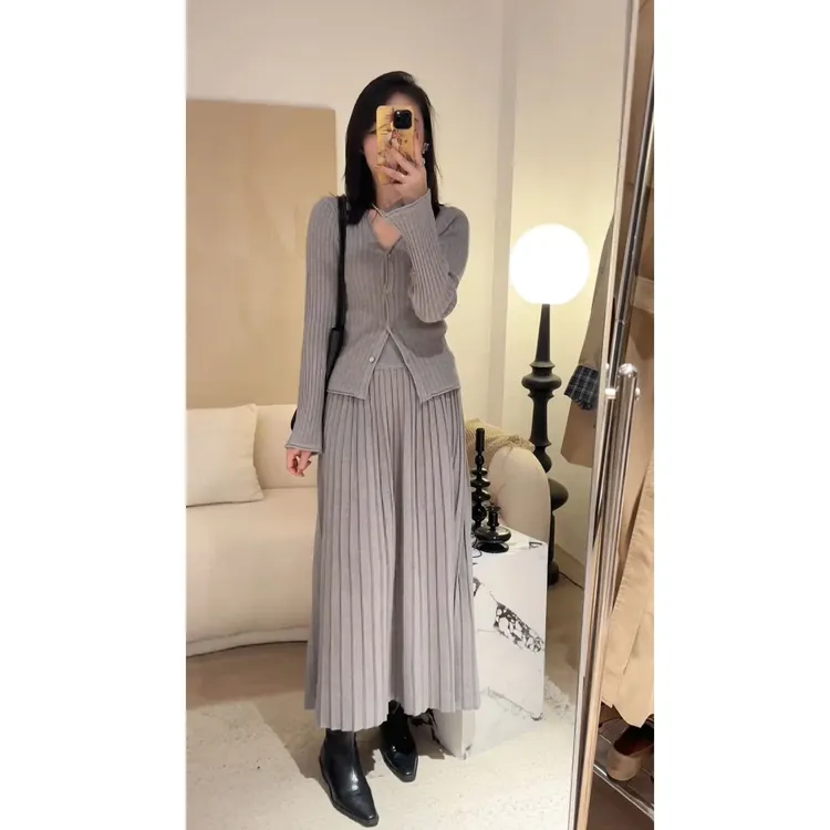 早秋新款时尚V领针织开衫辣妹百褶裙两件套法式气质轻熟S11129