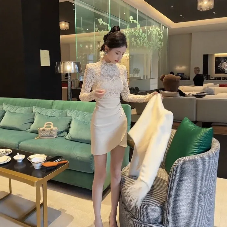 2025秋季新款法式高级感蕾丝拼接内搭短裙收腰显瘦气质连衣裙裙子