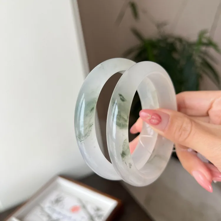 古风新款新疆天山翠冰翠手镯天然冰透白底飘花玉镯女款多样性发一