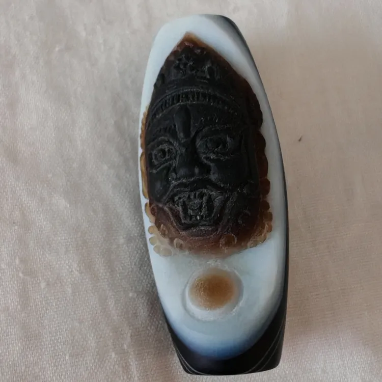 玛瑙雕刻黄财神天珠