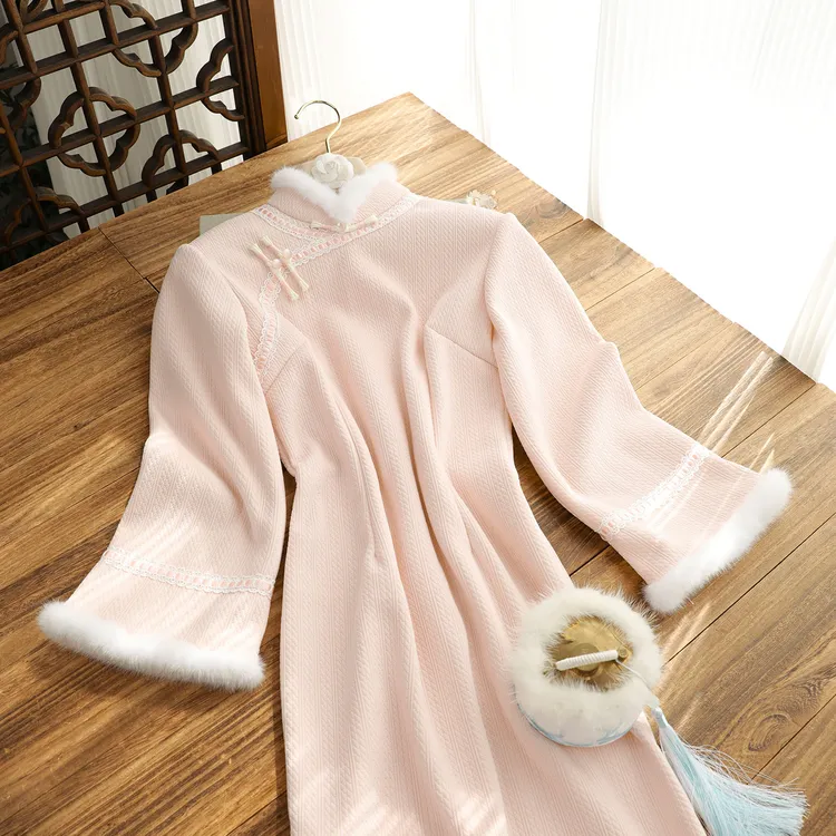 俏娘鱼粉色优雅新中式保暖毛绒领旗袍女2025冬新款改良年轻倒大袖