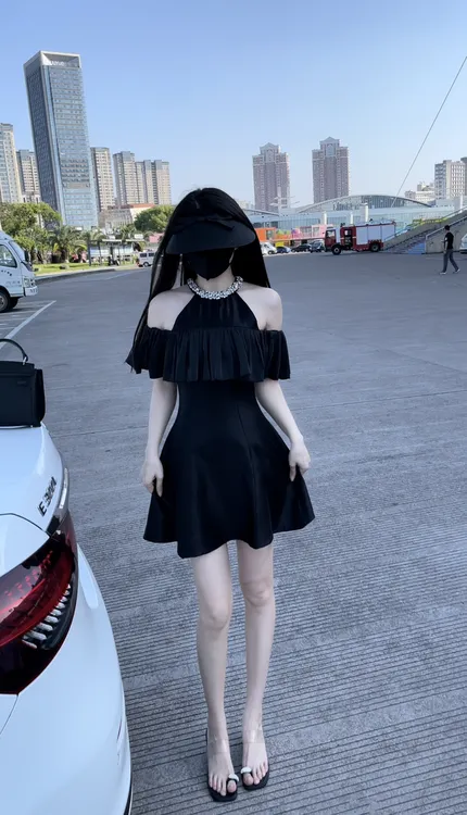 荷叶边法式赫本风高级感露肩挂脖连衣裙