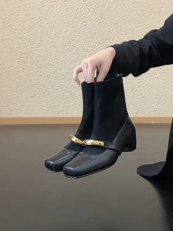 Pokoy-3cm复古风方头坡跟通勤短靴英伦风金属扣绒面拼接瘦瘦靴