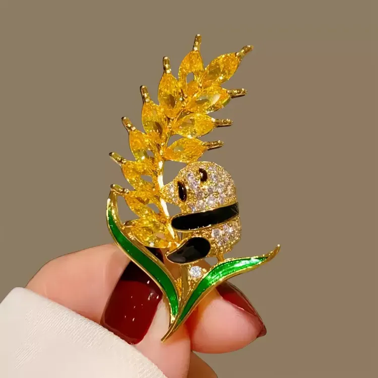 合金胸针 抱金色麦穗的小熊猫可爱胸针胸花气质百搭毛衣外套别针