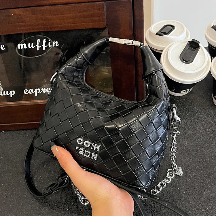 简约气质女包新款夏季流行锁扣手提单肩斜挎小众设计都市风格水桶