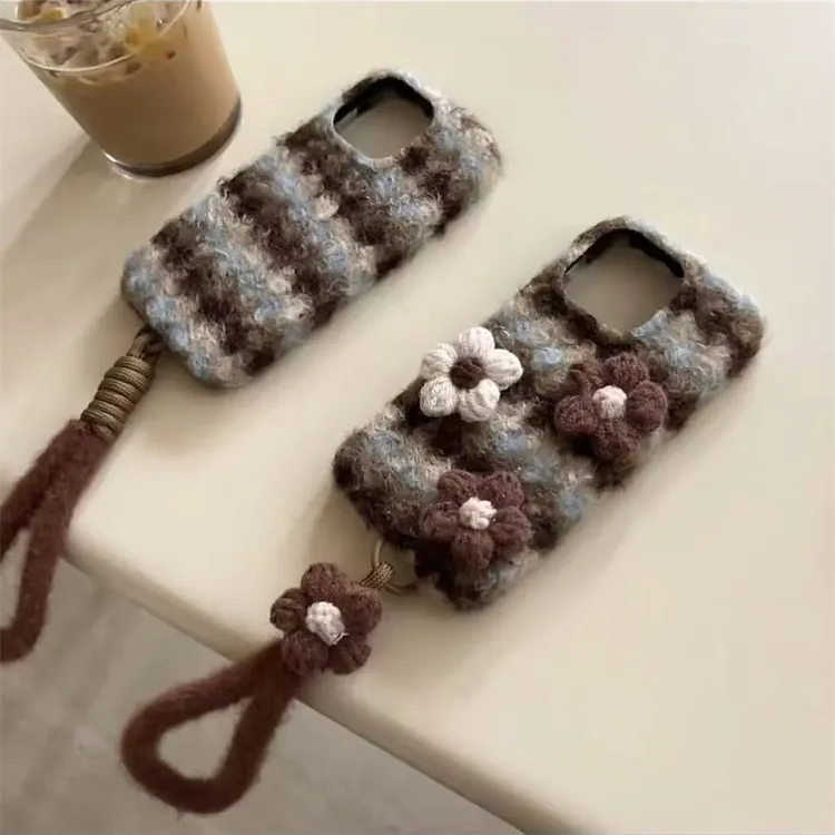 秋冬蓝棕卷毛绒适用iPhone17promax手机壳16pro针织花挂绳15pro女