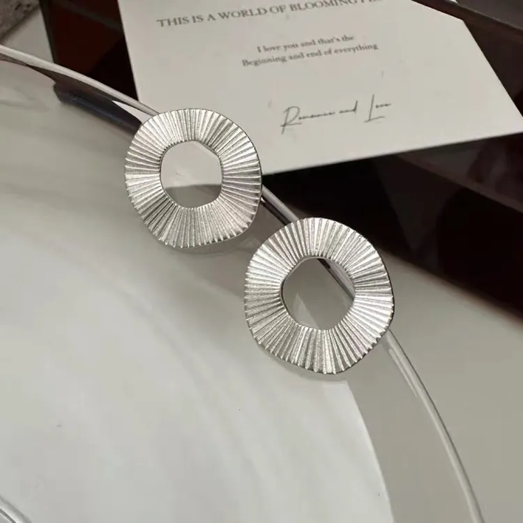 合金耳饰 圆形褶皱几何纹理耳钉小众设计ins风清冷感简约百搭