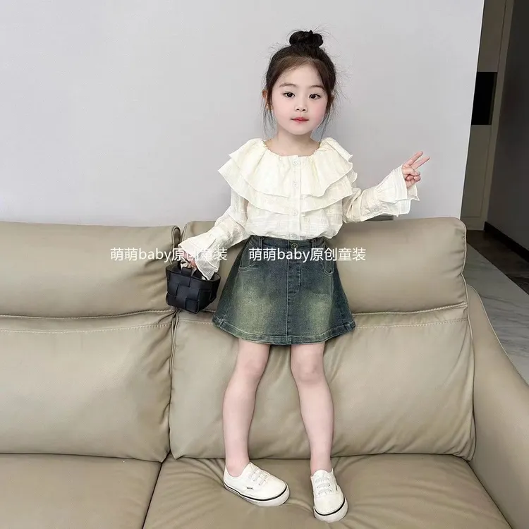 新款女童春季甜美风短裙荷叶边衬衫配洋气牛仔布料米色衣服