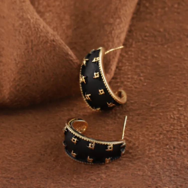 铜合金皮质耳饰 黑色皮质字母C型小香风耳钉轻奢时尚设计感耳饰
