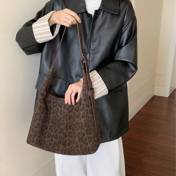 韩系简约大容量豹纹斜挎托特包女2025秋冬新款复古通勤百搭单肩包