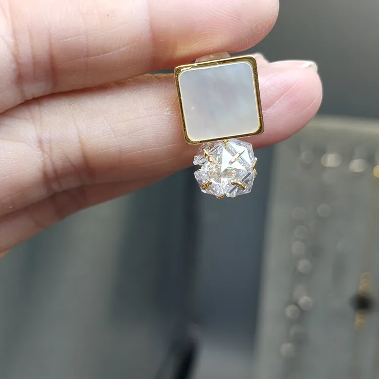 铜合金莫桑石耳饰 轻奢轻职风金色白色耳钉法式小众百搭饰品