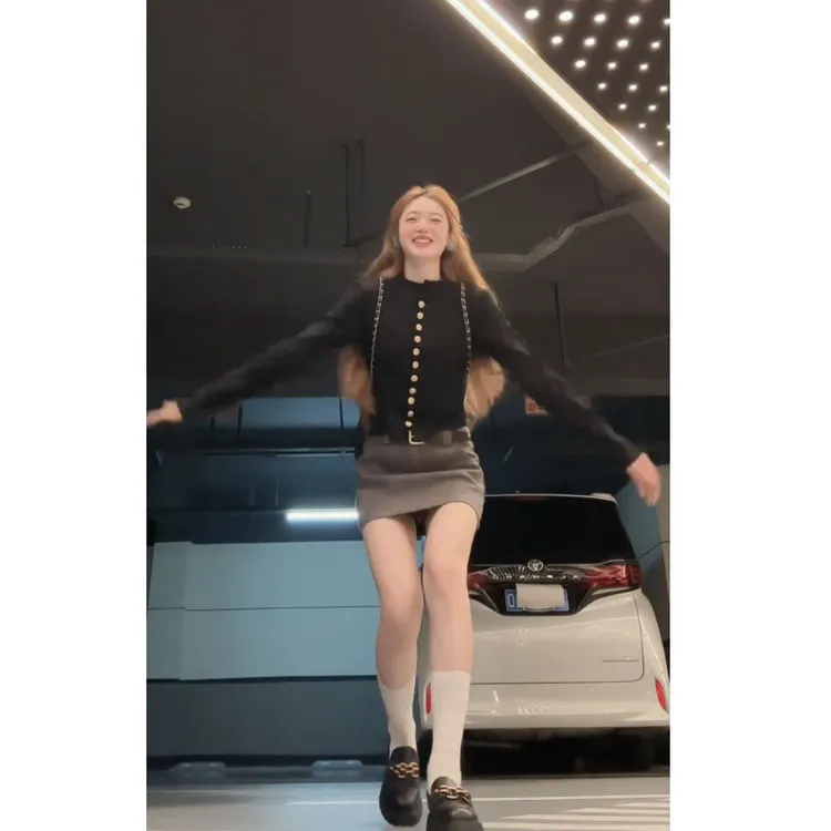 黑色排扣针织衫女秋季2025新款复古气质修身显瘦上衣配高腰半身裙