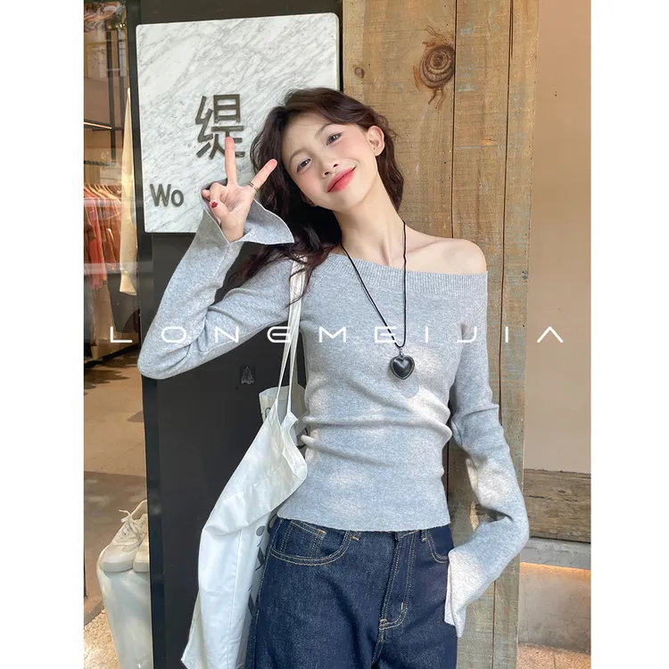 灰色斜肩毛衣一字肩上衣女装开春内搭2025修身露肩独特针织打底衫