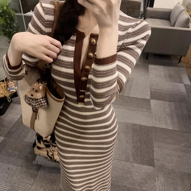 许妍路透撞色条纹v领长袖连衣裙女2025春秋新款修身显瘦包臀长裙