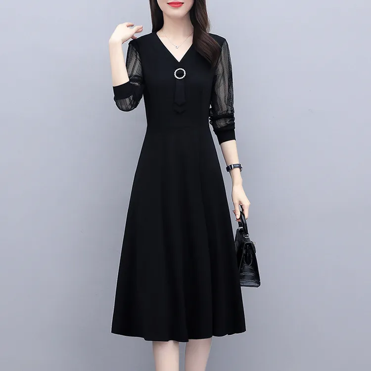高档v领蕾丝拼接打底连衣裙修身显瘦春秋时尚洋气大码长袖小黑裙