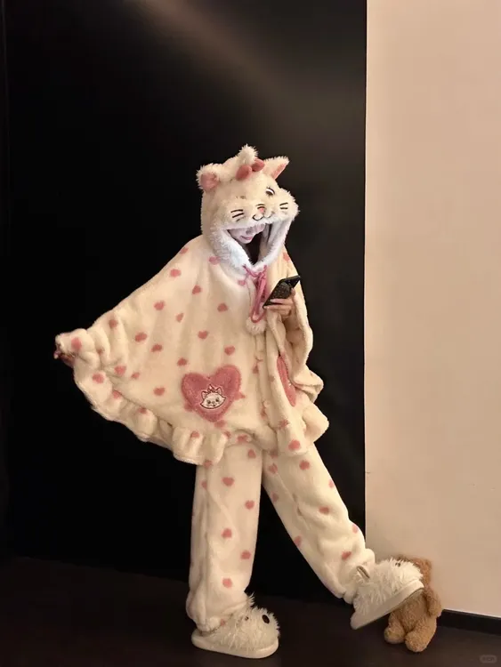 软萌可爱小猫连帽斗篷半边绒睡衣女冬季新款保暖宽松舒适长裤套装