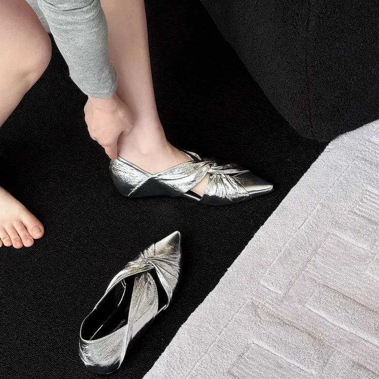 OOZHOU 3cm/极简设计师款尖头镂空手工褶皱坡跟浅口单鞋女