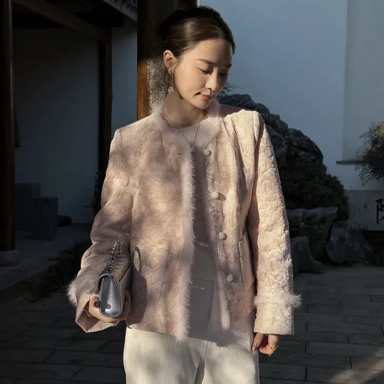 HELA AOMI “烟霞芷.鎏金刺绣”白鸭绒+水貂毛国风羽绒服CY5DM02572