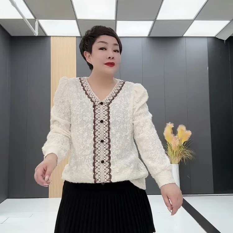MD8125冬季新款轻奢风拼接纽扣V领蕾丝洋气百搭长袖打底衫上衣