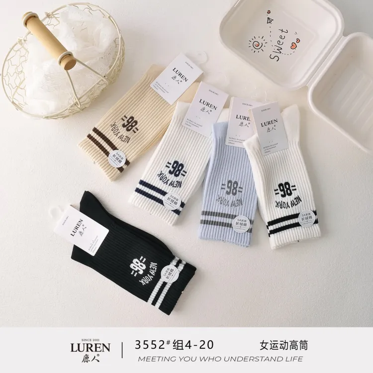 鹿人时尚百搭袜秋冬新款高筒袜子女学生潮流运动风格潮袜韩版