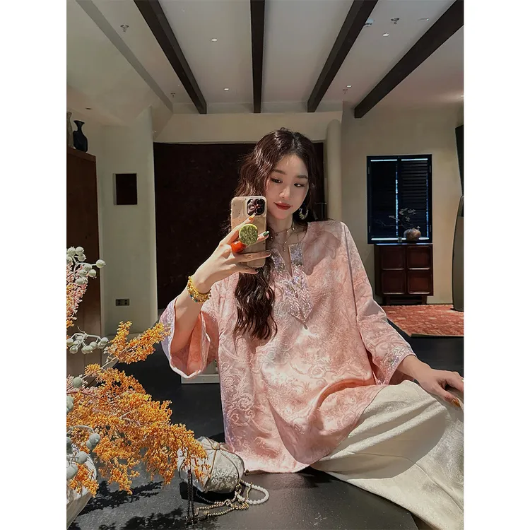 三吉黑花「9/13晚8新品95折【思美人】高密度重缎人丝提花V领上衣