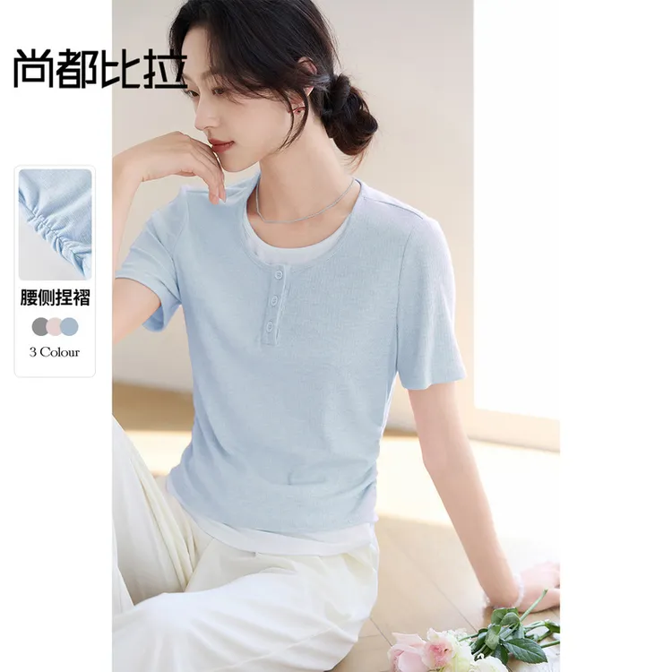 尚都比拉拼接假两件休闲拼接假两件侧腰捏褶门襟纽扣T恤D1712