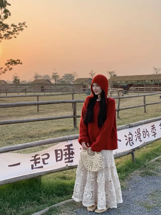 秋氛围感穿搭出游旅行慵懒红色针织毛衣上衣镂空a字蕾丝半身裙子
