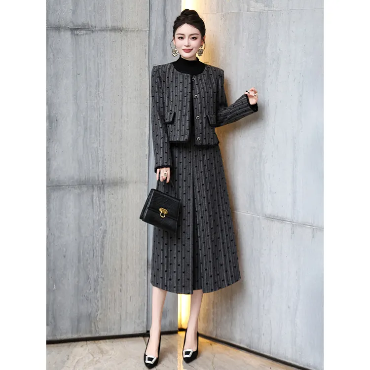 灰色羊毛小香风千金套装裙秋季新款时尚气质毛呢灰色小香风吊带裙