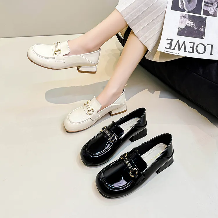 加肥加宽大码女鞋早秋款镜面马衔扣软底软面低跟乐福小皮鞋