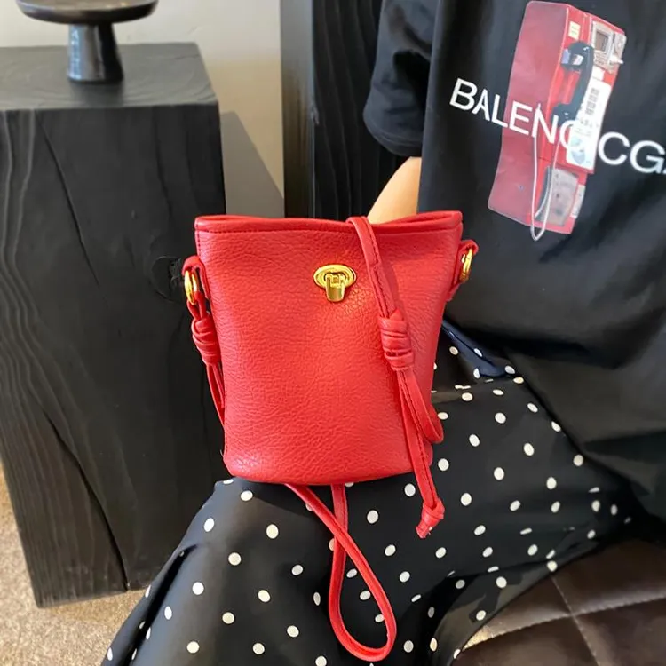 时尚手机包包女2024夏季新款高级感潮流百搭单肩包小众设计水桶包