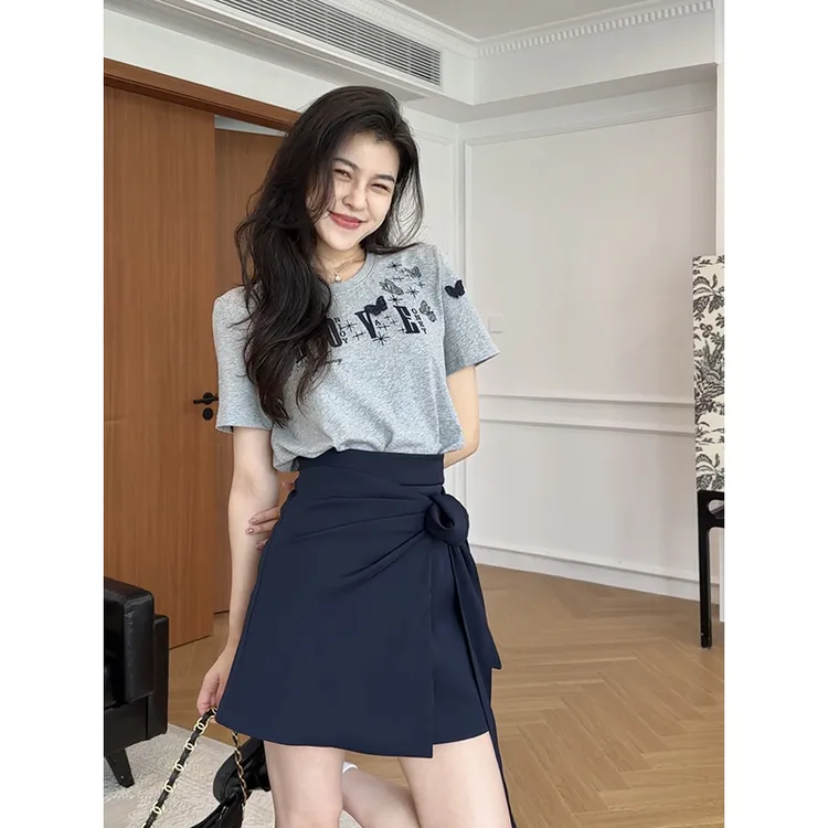 张阿星【港夜之旅】立体印花蝴蝶纯棉T恤+扭结收腰设计感纯色A字裙 