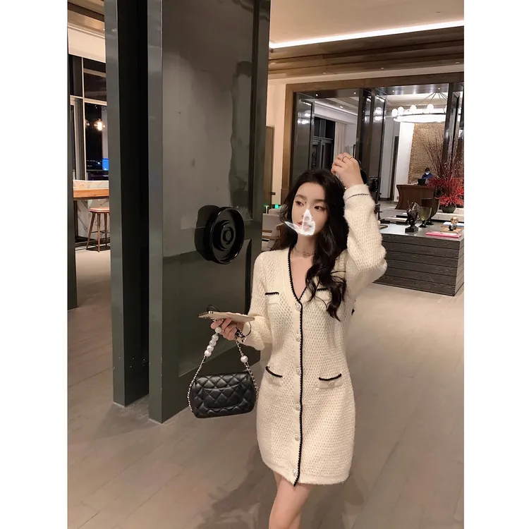 小香风针织连衣裙秋冬新款小众短款名媛小白裙V领长袖优雅时尚