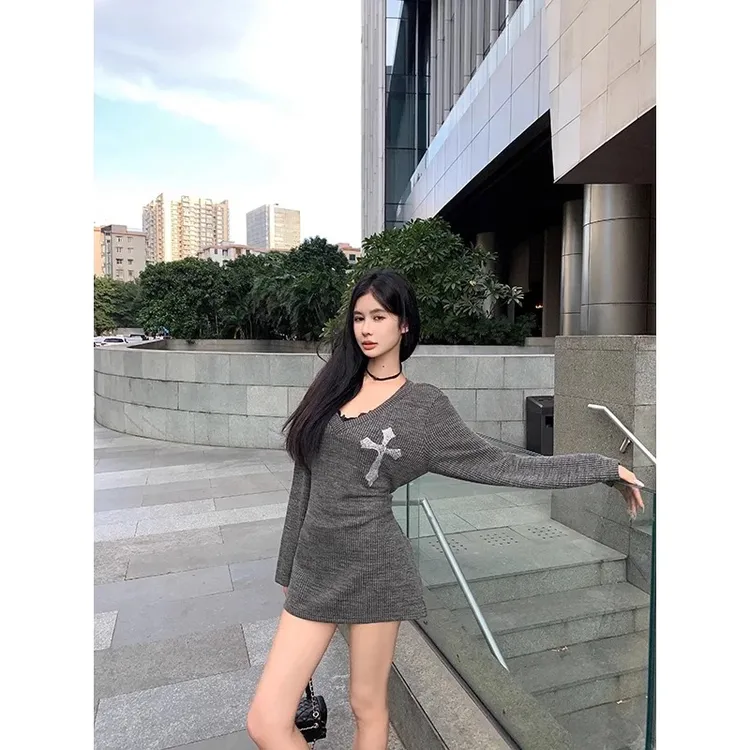 pinkmoon||圣诞新年设计款2025辣妹风十字架连衣裙系带收腰包臀裙