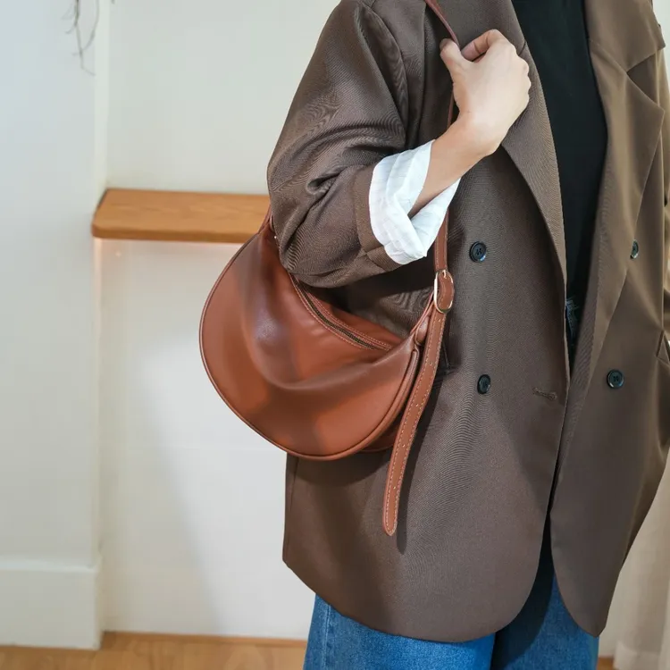 时尚包包女2025新款复古高级感ins小众饺子包百搭软皮单肩斜挎包