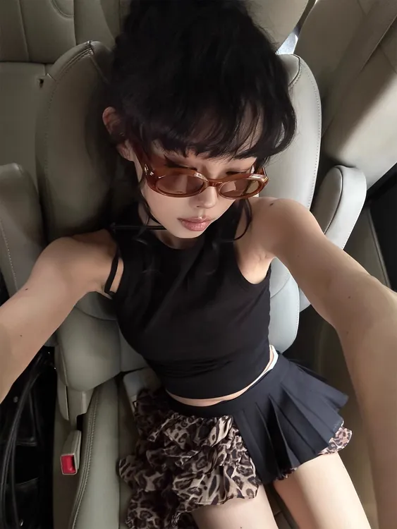 黑色修身辣妹风背心上衣女夏季设计感百搭纯欲豹纹不规则半身裙子
