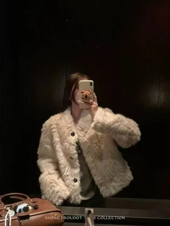 2025年新品气质韩版环保小湖羊皮毛一体圆领毛毛外套女短款