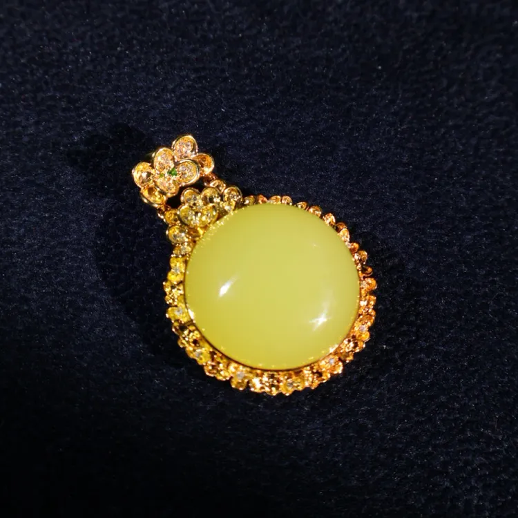 和田玉鸡油黄黄玉过灯无结构吊坠18k金重金镶嵌