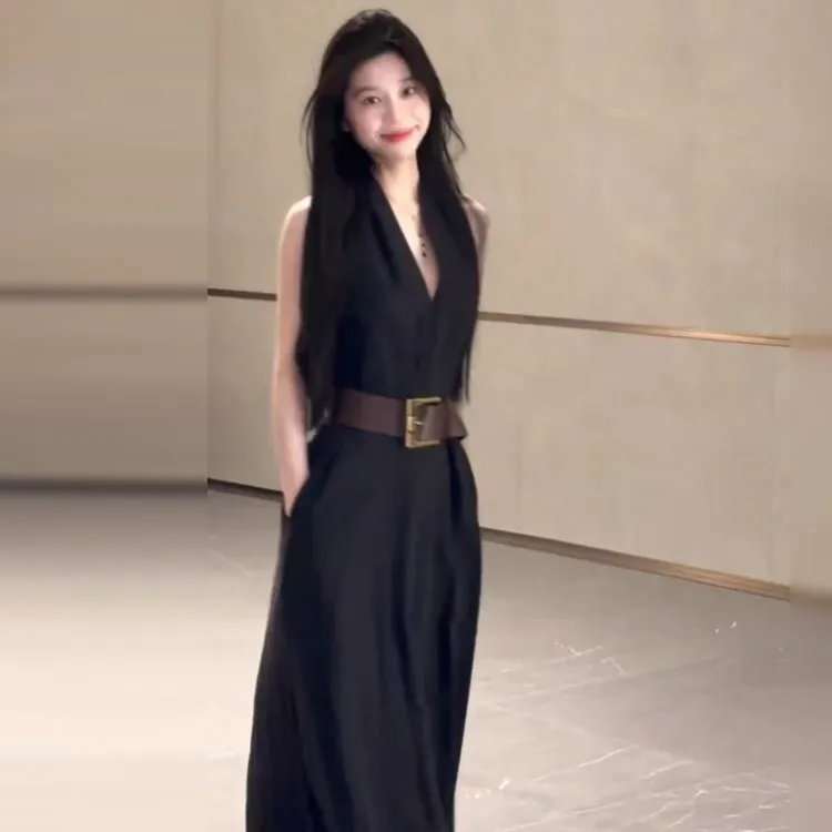 2026新款御姐风无袖挂脖吊带连衣裙子女夏季大方得体气质收腰长裙