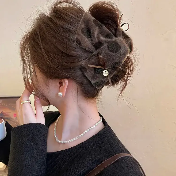 奶咖慕斯~三角抓夹女波点毛绒鲨鱼夹2025新款大号盘发夹秋冬发饰