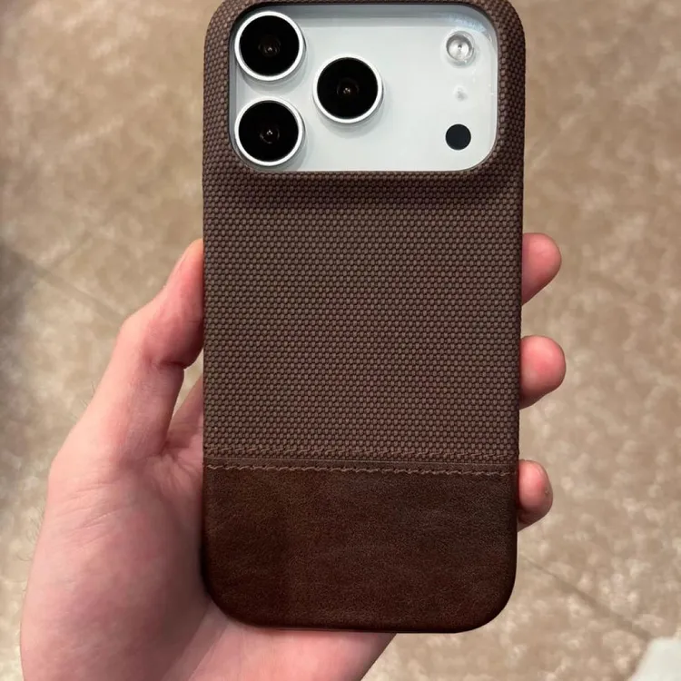 秋冬高级感复古棕色素皮拼接编织纹防滑适用苹果17promax手机壳16