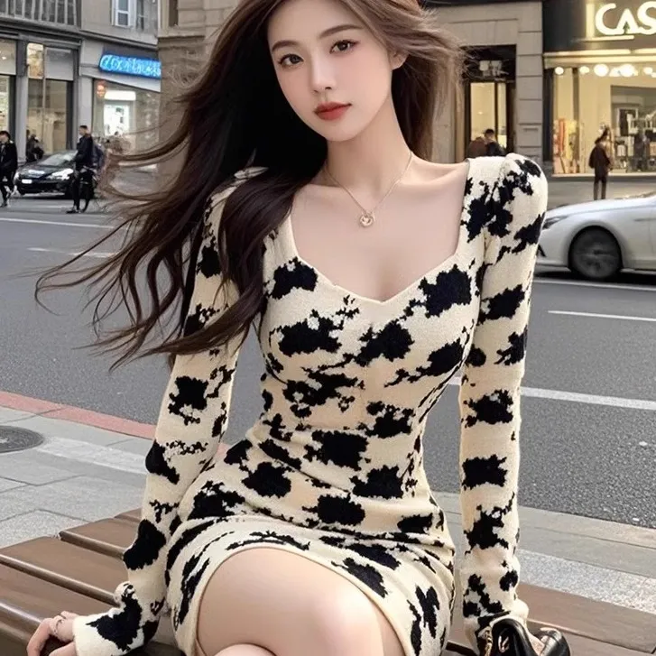 复古气质别致印花方领长袖连衣裙女2025秋冬新款修身显瘦包臀短裙