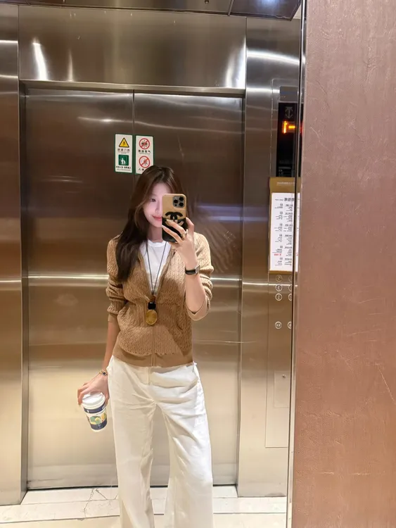 【修月】秋季长袖针织开衫减龄暖棕色气质白色打底衫白色牛仔裤套装