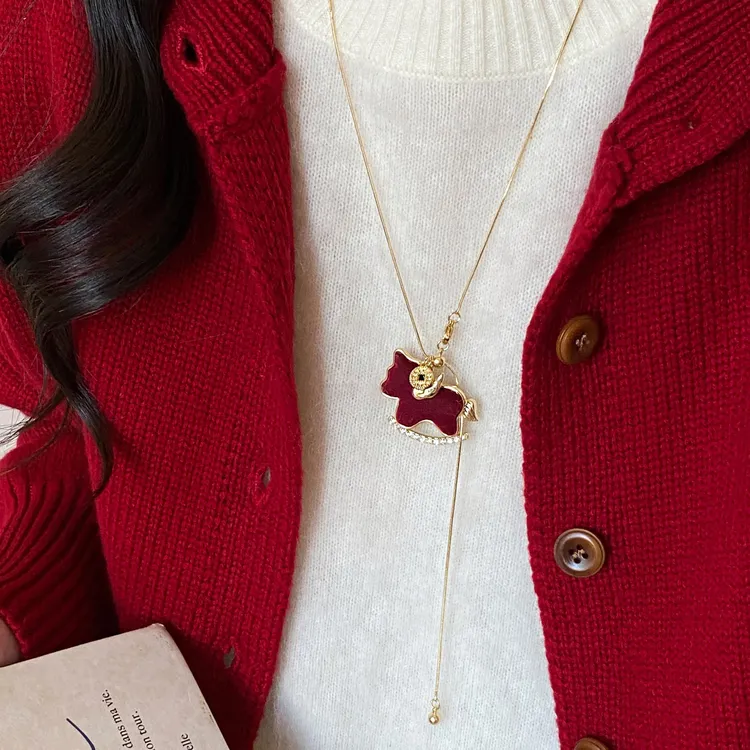 马上好运！红色丝绒小马项链女款本命年高级感毛衣链小众设计配饰