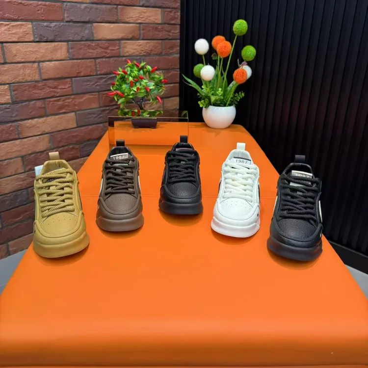 2025冬季新款纯色休闲皮面保暖时尚百搭潮流韩版潮流运动休闲板鞋