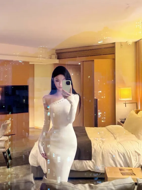 露肩长袖针织包臀裙女气质设计款斜肩镂空修身包臀收腰连衣裙长裙